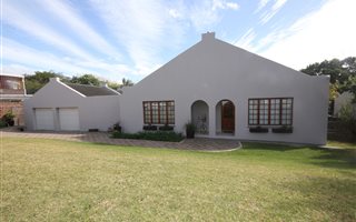 4 Bedroom House in Bonza Bay