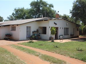 6.3 ha Farm in Zandfontein AH