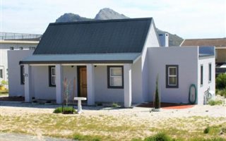 2 Bedroom House in Pringle Bay