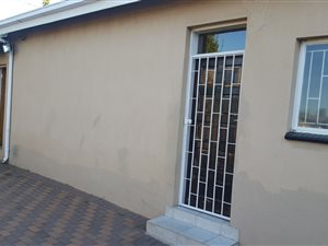 Bachelor apartment in Primrose