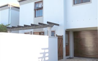3 Bedroom House in Kirstenhof