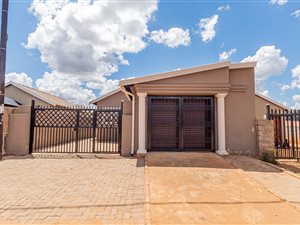 2 Bed House in Mahube Valley