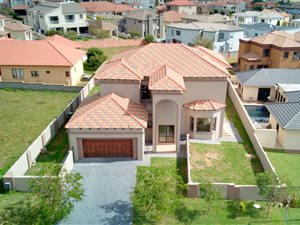 4 Bed House in Crescent Wood Country Estate
