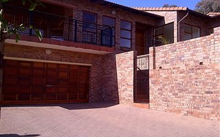 3 Bedroom Cluster in Helderkruin