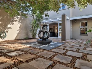 4 Bed House in Kirstenhof