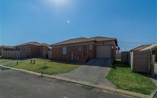 3 Bedroom House in Thatch Hill Estate