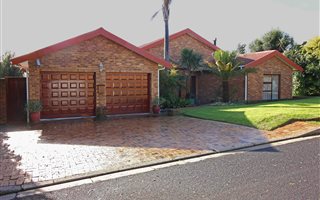 4 Bedroom House in Protea Valley