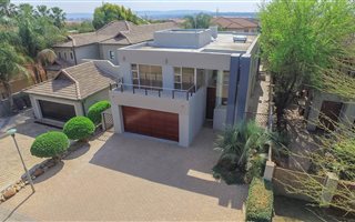 4 Bedroom House in Silver Lakes Golf Estate