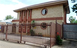 9 Bedroom House in Clydesdale