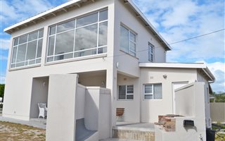 3 Bedroom House in Struisbaai