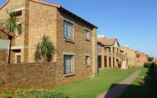 2 Bedroom Simplex in Mooikloof Ridge