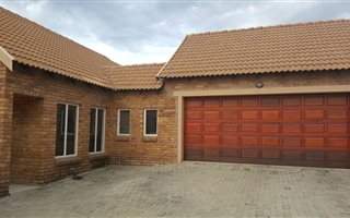 3 Bedroom Townhouse in Kosmosdal