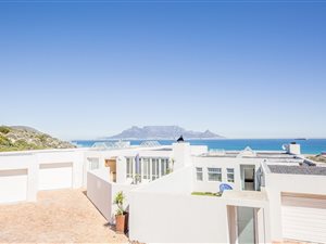 4 Bed House in Bloubergstrand