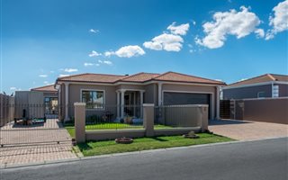 4 Bedroom House in Eikenbosch