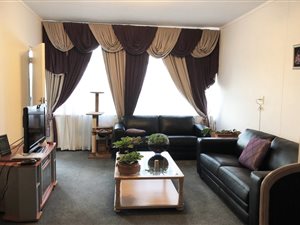 3 Bed Flat in Dowerglen