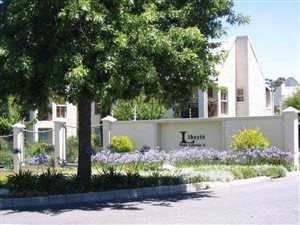 2 Bedroom Townhouse in Onder Papegaaiberg