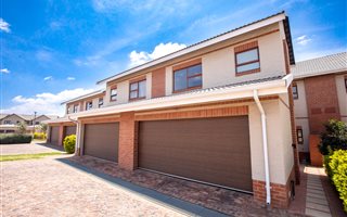 3 Bedroom Duplex in Mooikloof Ridge
