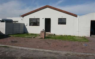 4 Bedroom House in Zeekoevlei