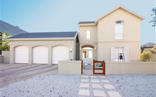 4 Bedroom House in Pearl Valley