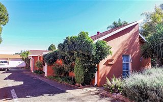 9 Bedroom House in Lindene