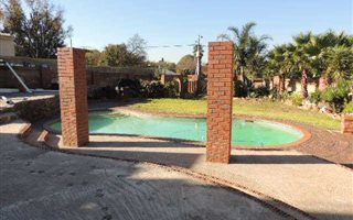 2 Bedroom Garden Cottage in Roosevelt Park