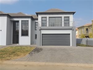 5 Bed Duplex in Savannah Country Estate