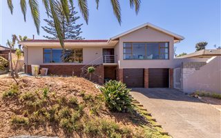4 Bedroom House in Hoheizen