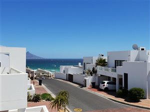 4 Bed House in Bloubergstrand
