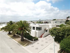 6 Bed House in Langebaan North