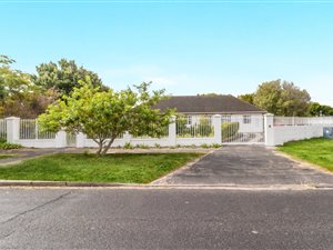 4 Bed House in Meadowridge