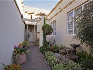 4 Bed Simplex in Meyersdal
