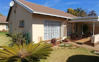 2 Bedroom House in Die Wilgers