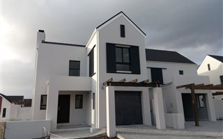 3 Bedroom House in Somerset West Central
