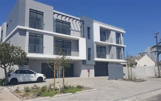2 Bedroom Apartment in Bloubergstrand