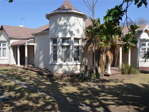 4 Bed House in Queenstown Central