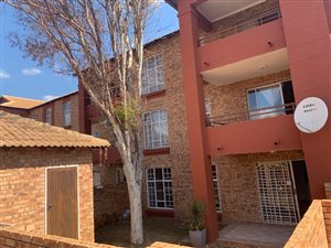 2 Bed Townhouse in Die Hoewes
