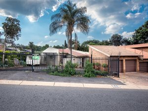5 Bed House in Constantia Park