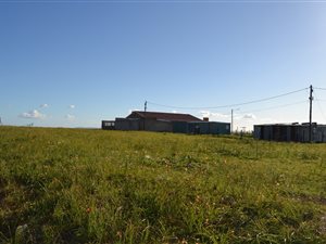 600 m² Land available in Saron