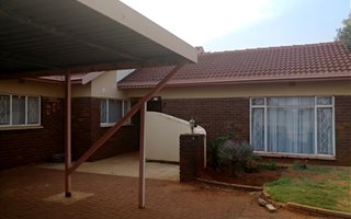 5 Bedroom House in Kanonkop