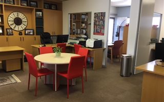 89 m² Office Space in Shere