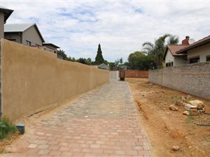 930 m² Land available in Glen Eagles Estate