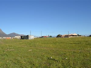 600 m² Land available in Saron