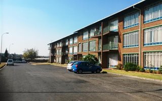 2 Bedroom Townhouse in Cruywagenpark