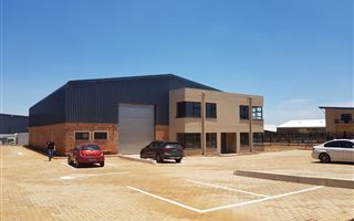 1100 m² Industrial space in Clayville