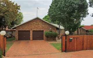 3 Bedroom House in Elarduspark