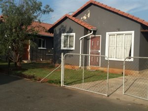 2 Bed House in Clayville