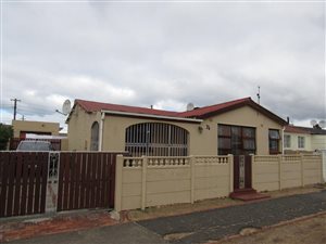 4 Bed Townhouse in Steenberg