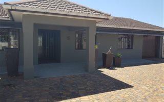 4 Bedroom House in Zeekoevlei