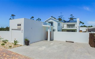 5 Bedroom House in Crossways Farm Village
