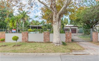 4 Bedroom House in Weybridge Park
